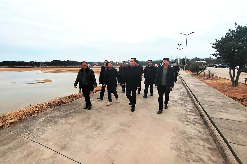 中共进贤县县委王书记、杨副县长、民和镇陈书记、于镇长、马站长等一行人冒着严寒莅临我公司院泽养殖基地，，，，，，，，亲临生产现场指导